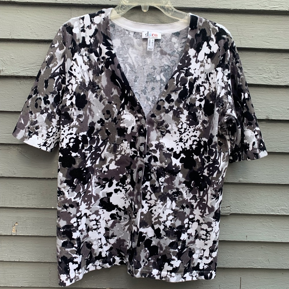 Short Sleeve V-neck Button Up Top by D & Co.  Size Medium.